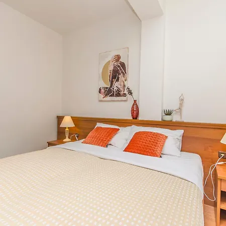 House Plava Laguna 招待所 3*