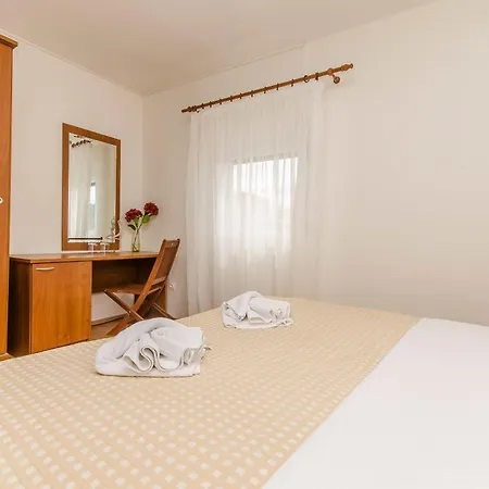 House Plava Laguna 招待所 3*